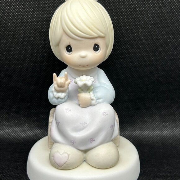 Precious Moments "A Universal Love" Special 1992 Limited Edition figurine - Picture 1 of 3